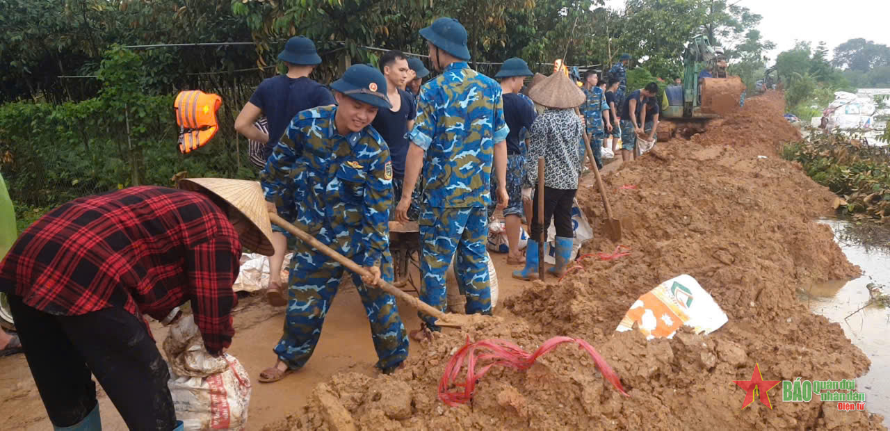 Học viện Phòng không - Không quân giúp dân gia cố sạt lở bờ sông Tích